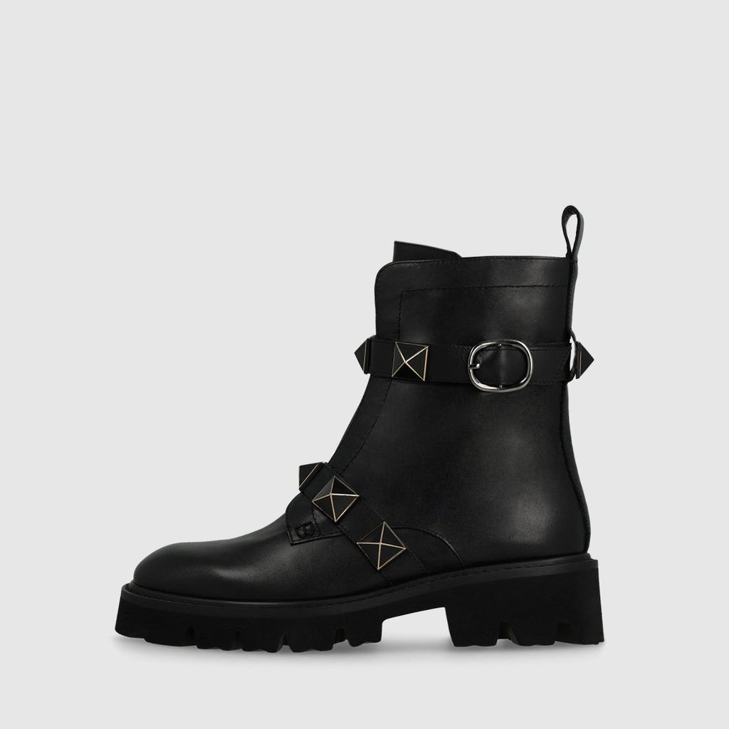 Flat biker style women´s ankle boots in leather