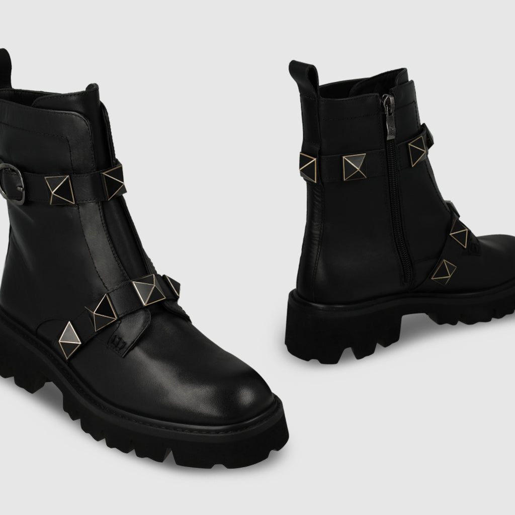 Flat biker style women´s ankle boots in leather