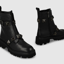 Load image into Gallery viewer, Flat biker style women´s ankle boots in leather
